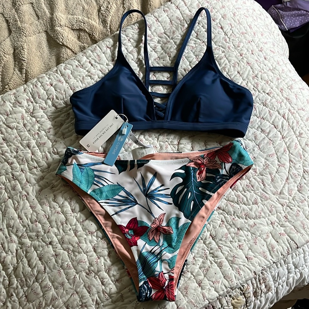CUPSHE Bikini 2pc Navy and Floral Strappy Bikini Set size medium NWT SOLD OUT!